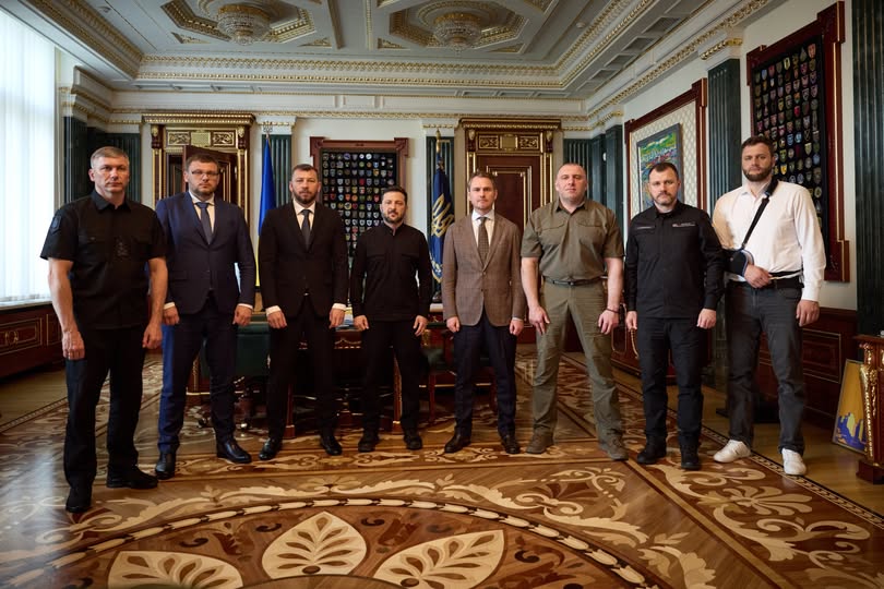 Зібрав усіх керівників правоохоронних та антикорупційних органів, був також Генеральний прокурор. Дуже потрібна зустріч, відверта й корисна розмова, яка дійсно допомагає. У нас усіх спільний ворог – російські окупанти, і захист Української держави передбачає достатню силу правоохоронної та антикорупційної систем, а отже – реальне відчуття справедливості