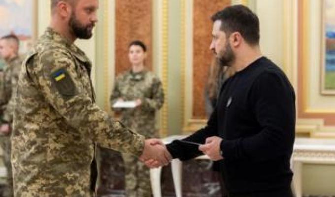 Військовому з Сєвєродонецька Олександру Коваленку Глава держави вручив сертифікат на отримання квартири Військовому з Сєвєродонецька Олександру Коваленку Глава держави вручив сертифікат на отримання квартири
