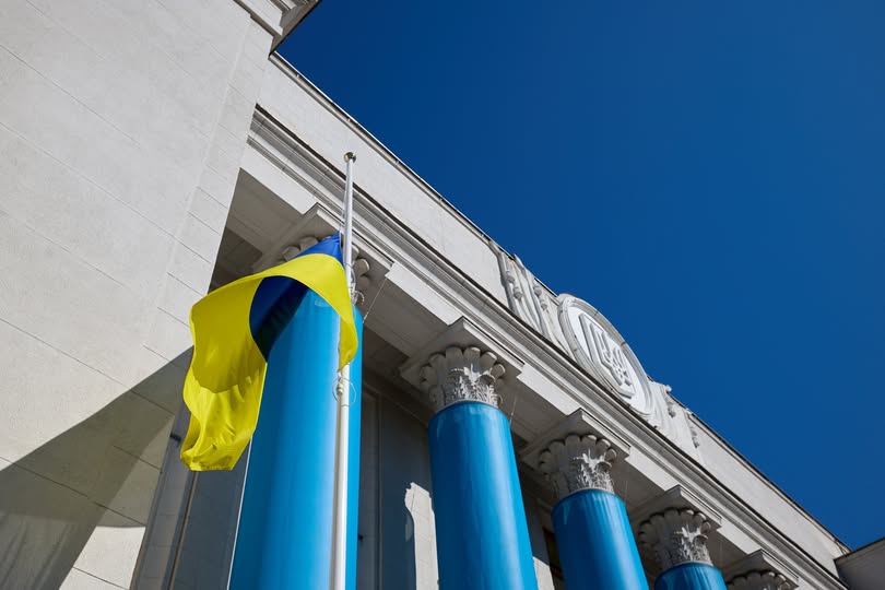 Сьогодні в Києві День жалоби за всіма, хто загинув внаслідок варварської нічної атаки росії. Це жахлива трагедія, яка забрала десятки невинних життів. Наразі відомо про 31 загиблого, серед них п'ятеро дітей