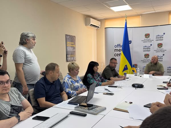 Збереження дистанційної освіти, житло для ВПО, програми підтримки переселенців з окупованих у 2014 році громад, оптимізація діяльності облдержадміністрації – серед основних запитань Олексію Харченку