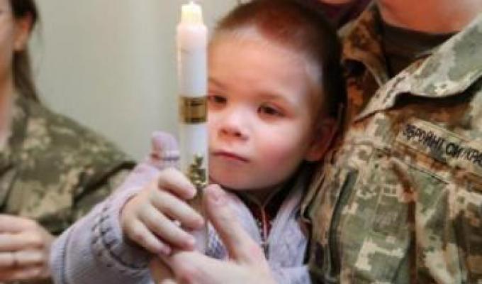 Шістнадцять дітей-сиріт з Луганщини знайшли хрещених батьків серед захисників у Львові Шістнадцять дітей-сиріт з Луганщини знайшли хрещених батьків серед захисників у Львові