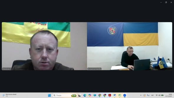 зображені начальник Широківської сільської військової адміністрації та селищний голова Машівської селищної громади, які сидять за столом та ведуть бесіду, щодо підписання Меморандуму про співпрацю. На задній стіні зображені прапори України