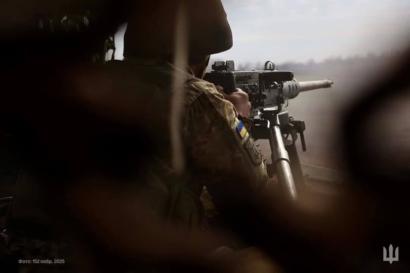 Надане фото зображує українського військовослужбовця із 152-ї окремої єгерської бригади, який веде вогонь із великокаліберного кулемета, ймовірно Browning M2, під час бойових дій на фронті