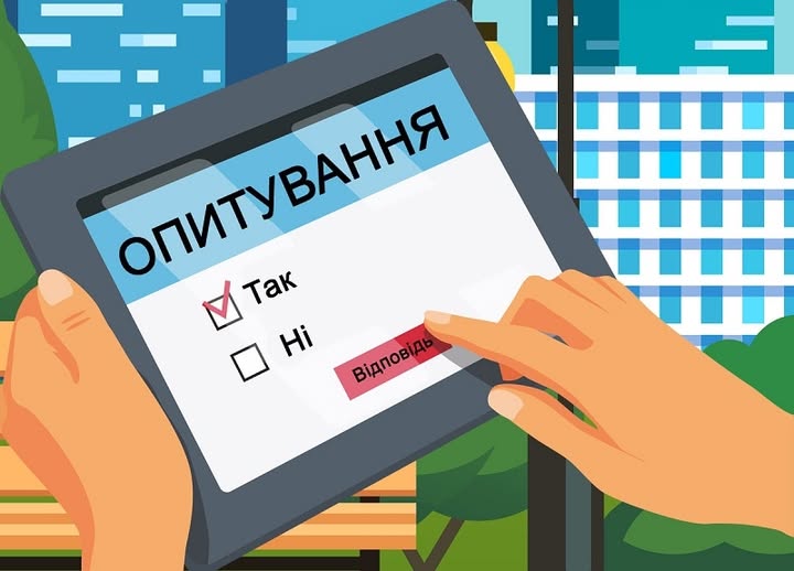 Руки тримають планшет із відкритим опитуванням, де вибрано варіант «Так» і натискається червона кнопка «Відповідь» на тлі розмитого міського пейзажу