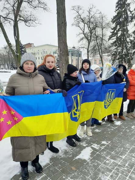 Група людей, які зібралися в засніженому парку міста Кропивницький з нагоди Дня Соборності України, що відзначається 22 січня