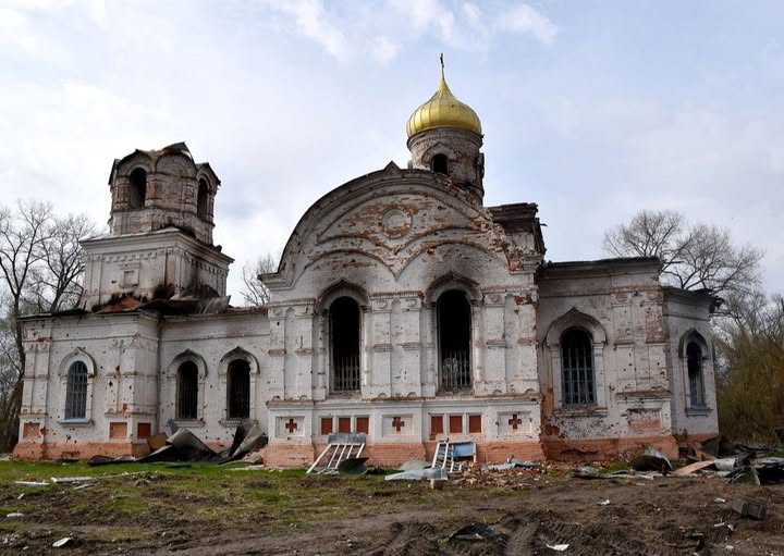 На фото зображено руїни Вознесенської церкви 1913 року побудови в селі Лукашівка на Чернігівщині, яка була майже повністю зруйнована у березні 2022 року, коли російські окупаційні війська використовували пам’ятку архітектури як склад боєприпасів та штаб