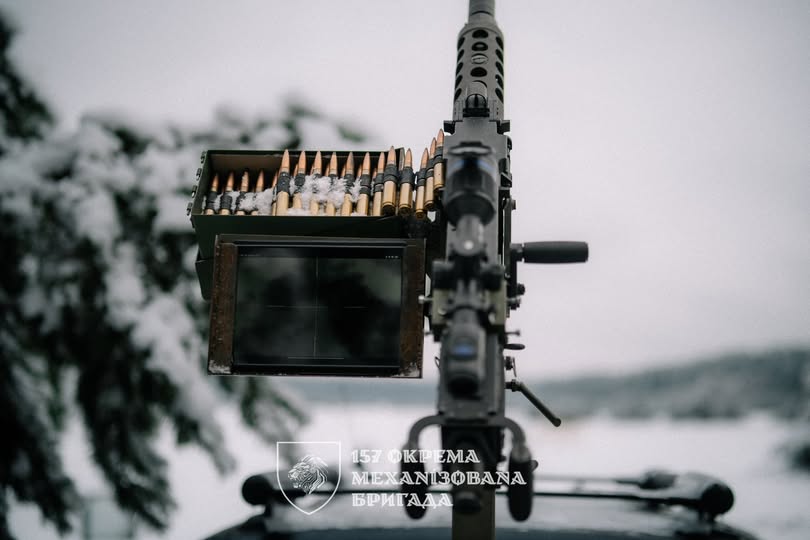 Це зображення є фотографією великим планом турецького великокаліберного кулемета CANiK M2 QCB, що стоїть на озброєнні 157-ї окремої механізованої бригади Сухопутних військ ЗСУ [157 ОКРЕМА МЕХАНІЗОВАНА БРИГАДА]