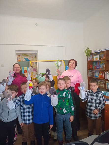 Група дітей молодшого шкільного віку разом із двома дорослими (ймовірно, вчителями чи бібліотекарями)