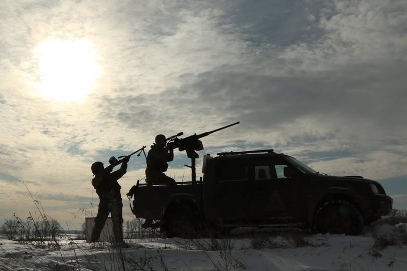 На зображенні представлена мобільна вогнева група Сил оборони України, яка виконує завдання з відбиття повітряної атаки