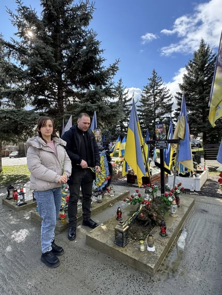 На цьому зображенні зафіксовано меморіальну подію на Пагорбі Слави в Ужгороді — місці вшанування пам'яті загиблих захисників України