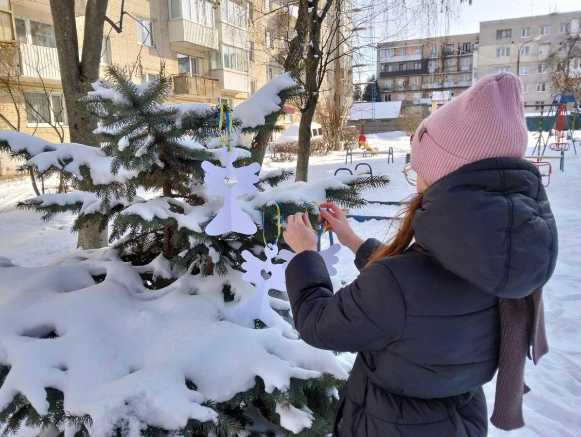 На зображенні зафіксовано момент щорічної всесвітньої тихої акції «Ангели пам'яті», присвяченої вшануванню подвигу Героїв Небесної Сотні