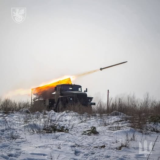 На зображенні показано ведення вогню українською реактивною системою залпового вогню (РСЗВ) БМ-21 «Град» у зимових умовах