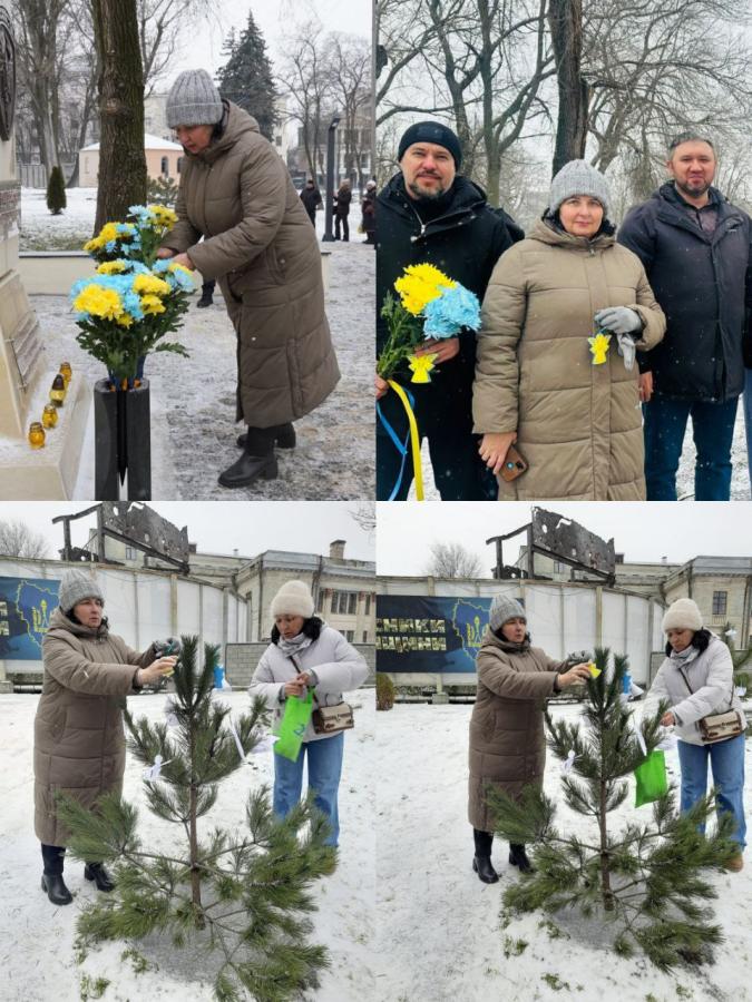 Це зображення є колажем із чотирьох фотографій, які ілюструють церемонію вшанування пам'яті в Україні. На знімках люди в зимовому одязі беруть участь у покладанні квітів та прикрашанні дерева біля меморіалу.
