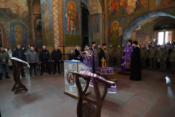 На цьому зображенні зафіксовано момент богослужіння в Кирилівській церкві у Києві. Це унікальний храм XII століття, який зберіг автентичні фрески часів Київської Русі, що видно на стінах та колонах