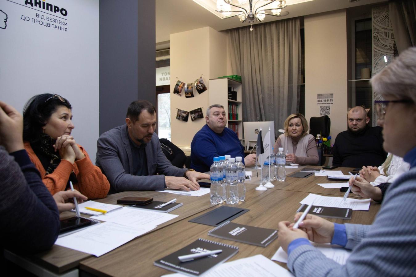 На цьому зображенні зафіксовано робочу зустріч або круглий стіл, що проходить у приміщенні хабу чи офісу.