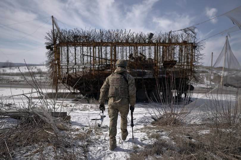 Це зображення демонструє еволюцію засобів захисту в сучасній війні дронів станом на лютий 2026 року
