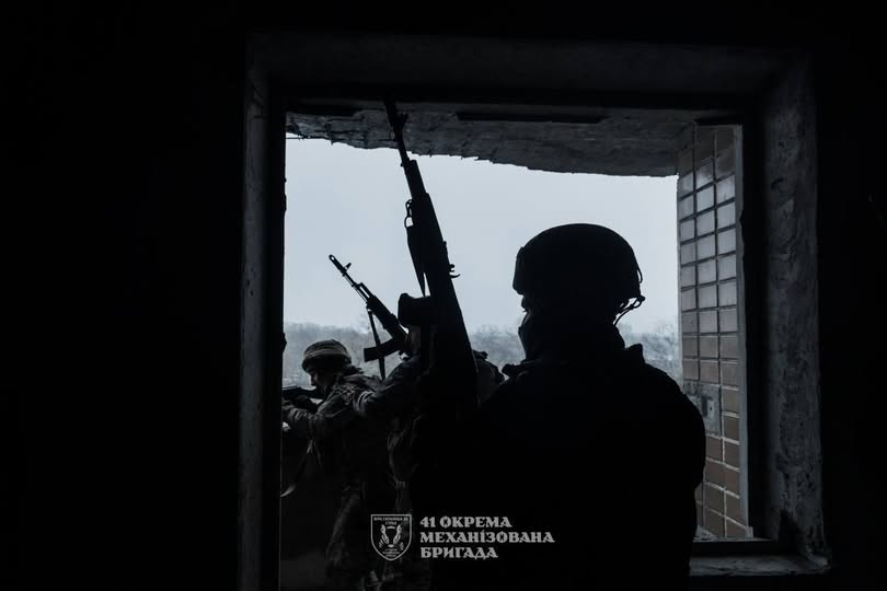 Українські військовослужбовці 41-ї окремої механізованої бригади тримають оборону на бойовій позиції в напівзруйнованій будівлі