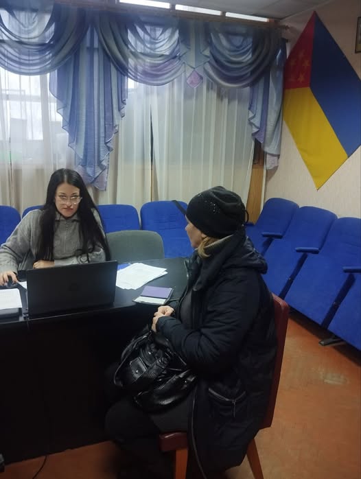 На фото зображено процес консультування відвідувачки працівницею хабу допомоги переселенцям з Луганщини