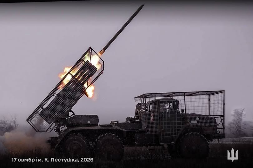 На фото зображено бойову роботу реактивної системи залпового вогню (РСЗВ) БМ-21 «Град» 17-ї окремої танкової бригади (17 отбр) імені Костянтина Пестушка під час виконання вогневого завдання у березні 2026 року.