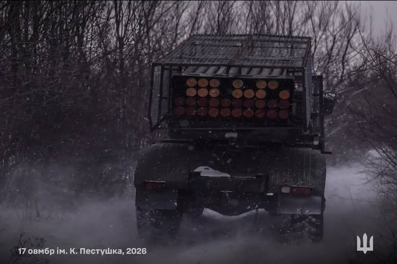 Реактивна система залпового вогню 17-ї окремої танкової бригади імені Костянтина Пестушка, обладнана захисним антидроновим каркасом, рухається засніженою дорогою серед лісосмуги під час виконання бойового завдання взимку 2026 року