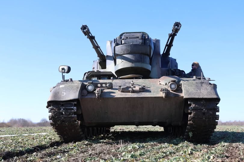 На башті чітко видно дві спарені 35-мм автоматичні гармати, підняті під кутом у небо. Між ними розташований масивний корпус із пристроями наведення