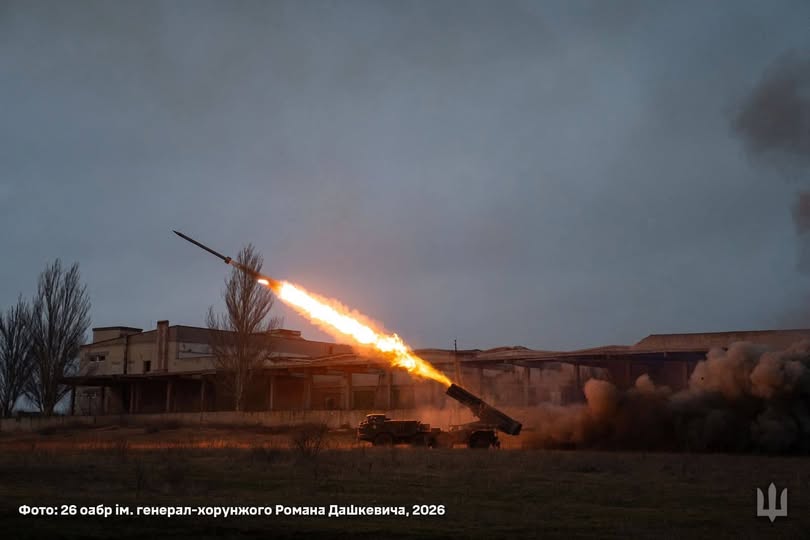 Бойова машина РСЗВ БМ-27 «Ураган» 26-ї артилерійської бригади імені генерал-хорунжого Романа Дашкевича здійснює пуск ракети на фоні вечірнього неба