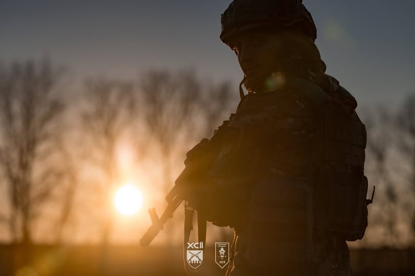 Це художнє фото, що зображує українського захисника на фоні призахідного сонця. Опис допомагає зрозуміти атмосферу та деталі кадру