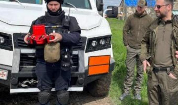 Більше 6400 вибухонебезпечних предметів знищили луганські піротехніки на Херсонщині Більше 6400 вибухонебезпечних предметів знищили луганські піротехніки на Херсонщині