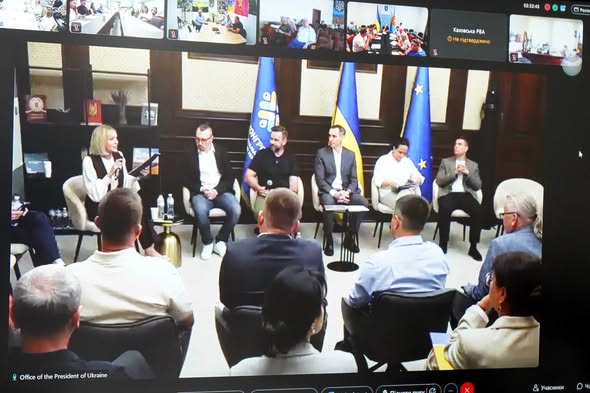 Скриншот онлайн-наради демонструє трансляцію офіційної зустрічі в Офісі Президента України, де група спікерів сидить у півколі на тлі державних прапорів та банера Конгресу, а у верхній частині екрана відображаються маленькі віконця інших підключених учасників відеодзвінка.
