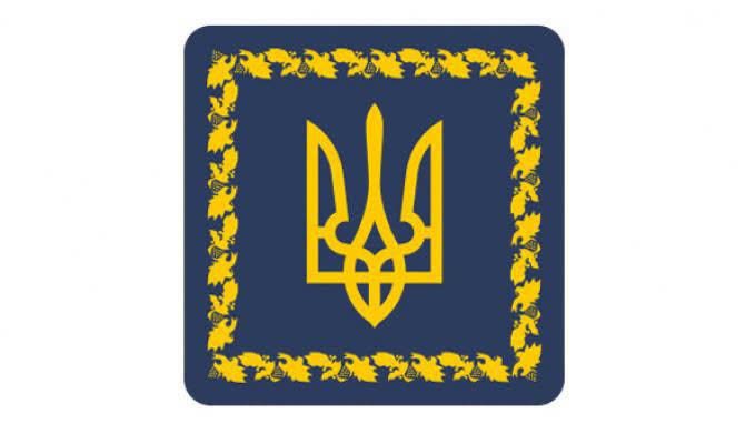Зображення квадратного знака або штандарта темно-синього кольору містить у центрі золотистий Державний Герб України (Тризуб), який оточений декоративною золотистою рамкою з рослинним орнаментом із дубового листя та калини по периметру.