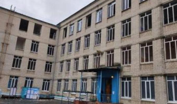 У Сєвєродонецьку 840 учнів отримують завдання на подвір’ях шкіл, навчаються самостійно вдома без світла та Інтернету У Сєвєродонецьку 840 учнів отримують завдання на подвір’ях шкіл, навчаються самостійно вдома без світла та Інтернету