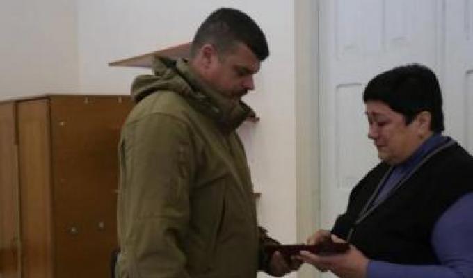 Україна сьогодні тримається на плечах патріотів. Війна забирає найкращих із них, - Артем Лисогор передав орден «За мужність» ІІІ ступеня родині загиблого Віктора Шуліка Україна сьогодні тримається на плечах патріотів. Війна забирає найкращих із них, - Артем Лисогор передав орден «За мужність» ІІІ ступеня родині загиблого Віктора Шуліка