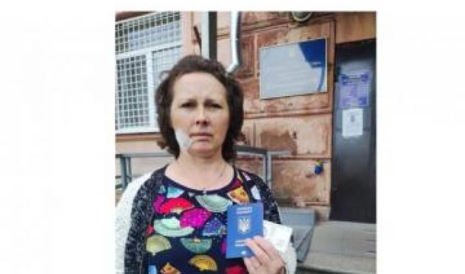 Постраждалій від російських бомбардувань жінці з Новоєгорівки оперативно відновили документи, попередні згоріли разом із будинком