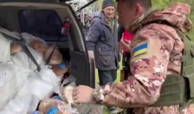 Хліб та будівельні матеріали: поліцейські доставили допомогу у деокуповані селища Луганщини Хліб та будівельні матеріали: поліцейські доставили допомогу у деокуповані селища Луганщини