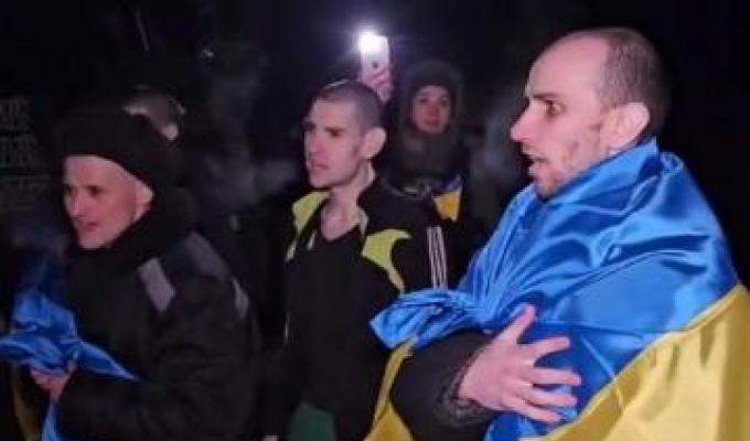 П’ятеро військовослужбовців Луганського прикордонного загону сьогодні повернулися з полону П’ятеро військовослужбовців Луганського прикордонного загону сьогодні повернулися з полону