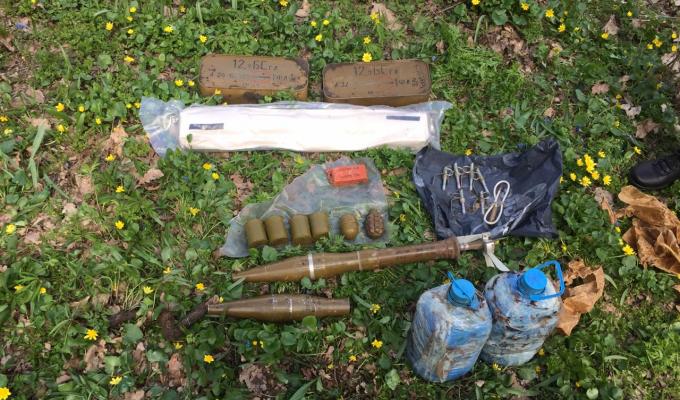 На Луганщині СБУ виявила схованку із військовими засобами ураження На Луганщині СБУ виявила схованку із військовими засобами ураження