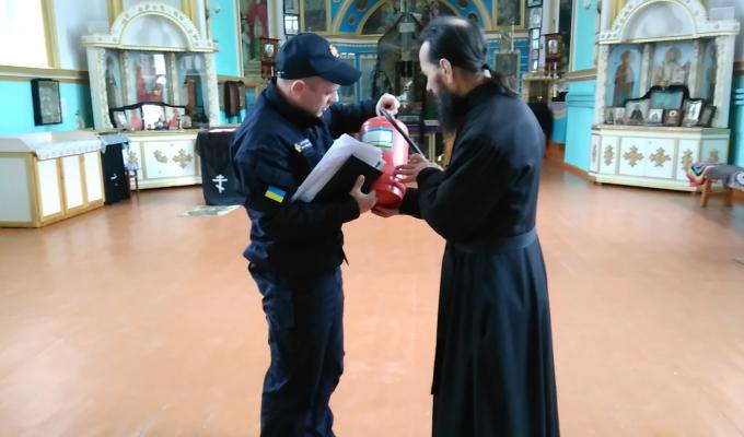 Напередодні свята Великодня рятувальники смт Новоайдар перевіряють храми Напередодні свята Великодня рятувальники смт Новоайдар перевіряють храми