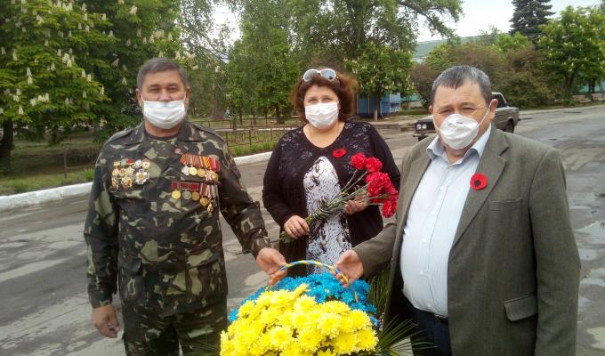 У селищі Новоайдар вшанували пам'ять загиблих у Другій світовій війні У селищі Новоайдар вшанували пам'ять загиблих у Другій світовій війні