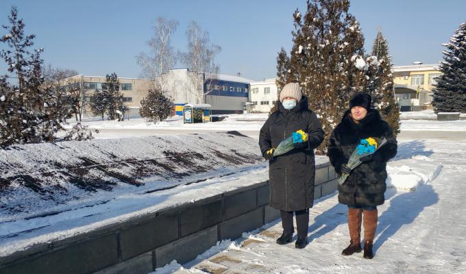 Сьогодні, 21.01.2021, на центральній площі селища Новоайдар відбулось покладання квітів до Братської могили Сьогодні, 21.01.2021, на центральній площі селища Новоайдар відбулось покладання квітів до Братської могили
