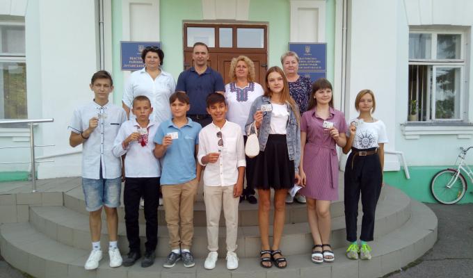 Юні громадяни України отримали свій перший документ – паспорт громадянина України у вигляді ID-картки Юні громадяни України отримали свій перший документ – паспорт громадянина України у вигляді ID-картки