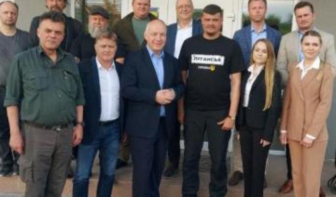 Ми розуміємо, що зараз непросто думати про проєкти реконструкції вашого регіону, але ми готові долучитися до відновлення Луганщини», - Надзвичайний і Повноважний Посол Чеської Республіки в Україні Радек Матула Ми розуміємо, що зараз непросто думати про проєкти реконструкції вашого регіону, але ми готові долучитися до відновлення Луганщини», - Надзвичайний і Повноважний Посол Чеської Республіки в Україні Радек Матула