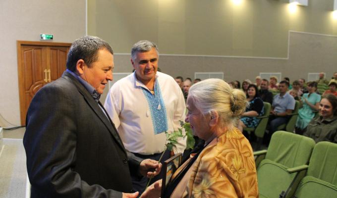 День Конституції України відзначили у селищі Новоайдар