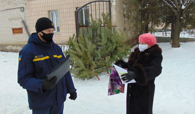 Рятувальники Новоайдарщини розповіли громадянам правила пожежної безпеки під час Новорічних свят Рятувальники Новоайдарщини розповіли громадянам правила пожежної безпеки під час Новорічних свят