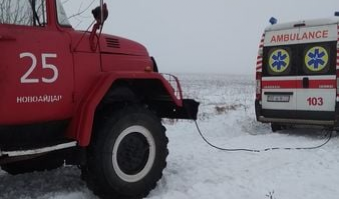 Через ускладнення погодних умов у Новоайдарському районі застрягла та зʼїхала з дороги карета екстреної медичної допомоги