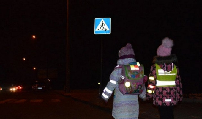 Пішоходи зобов'язані носити світлоповертальні елементи в умовах недостатньої видимості Пішоходи зобов'язані носити світлоповертальні елементи в умовах недостатньої видимості