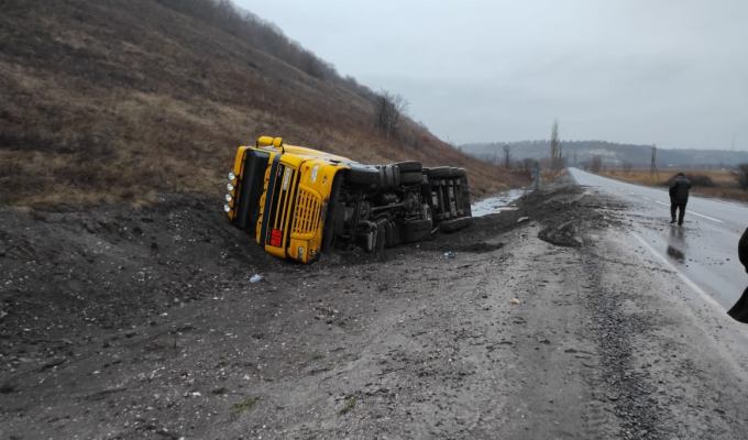 На Луганщині сталося перекидання вантажівки з понад 26 тонами мазуту На Луганщині сталося перекидання вантажівки з понад 26 тонами мазуту