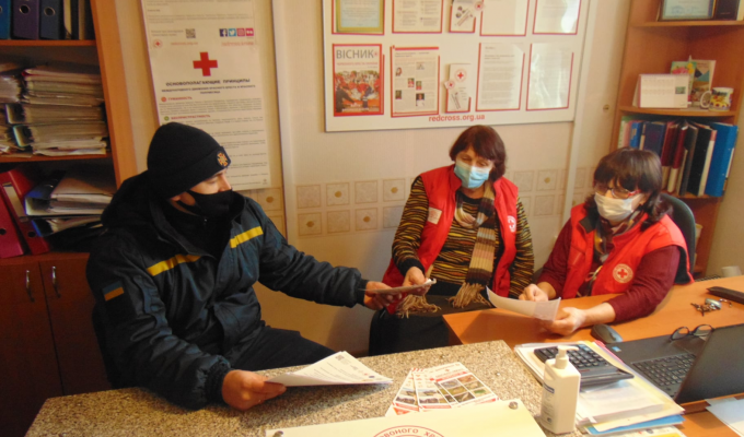 Рятувальники провели профілактичну бесіду з працівниками «Товариства Червоного Хреста» Рятувальники провели профілактичну бесіду з працівниками «Товариства Червоного Хреста»