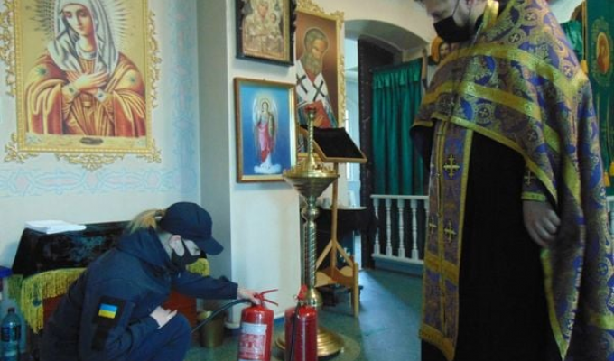 У зв'язку з наближенням Великодніх свят упродовж квітня рятувальники проводять низку заходів, спрямованих на гарантування пожежної та техногенної безпеки у церквах У зв'язку з наближенням Великодніх свят упродовж квітня рятувальники проводять низку заходів, спрямованих на гарантування пожежної та техногенної безпеки у церквах
