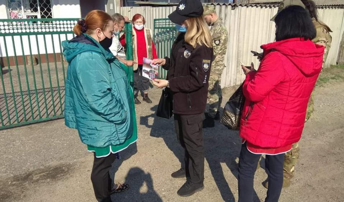 Поліцейські смт Новоайдара провели профілактичні бесіди серед місцевого населення 