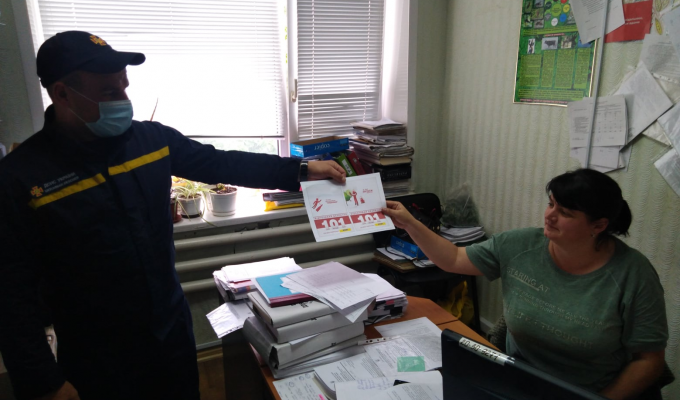 Для того, щоб зменшити виникнення пожеж у пожежонебезпечний період рятувальники Щастинського району проводять профілактичні бесіди у трудових колективах Для того, щоб зменшити виникнення пожеж у пожежонебезпечний період рятувальники Щастинського району проводять профілактичні бесіди у трудових колективах